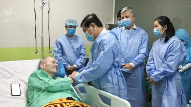 Chủ tịch TP.HCM Nguyễn Thành Phong đến thăm phi công người Anh đang điều trị Covid-19