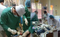 Hỗ trợ cấp cứu và điều trị các bệnh nhân bị bỏng trong vụ nổ hầm tàu Oriental Glory ở Quảng Ninh