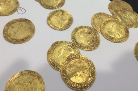 Tiền và vàng trị giá gần 300.000 USD được tìm thấy dưới sàn bếp tại Anh