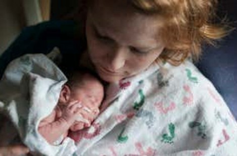 Tiếp xúc da mẹ ngay sau sinh – giải pháp được WHO khuyên dùng cho trẻ sinh non