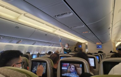 Có nên đổi chỗ ngồi trên máy bay cho người lạ?