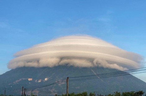 Giải mã hiện tượng 'đĩa bay mây' siêu hiếm bao phủ núi Bà Đen