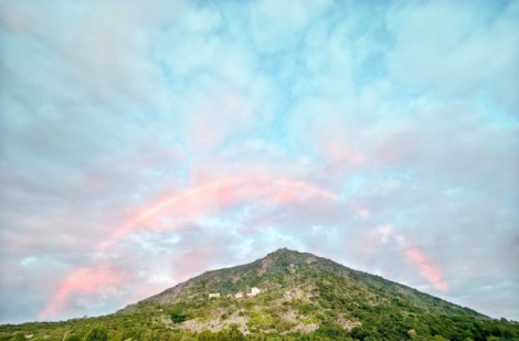 Sau 'đĩa bay mây', xuất hiện cầu vồng đơn sắc siêu hiếm tại núi Bà Đen