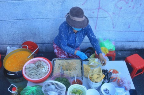 Bánh canh thương mến 25.000 đồng/tô: Bà chủ người Huế 'chiều khách nhất Sài Gòn'