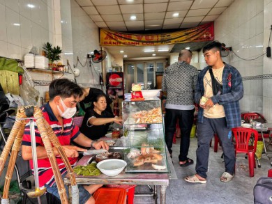 Cả nhà cùng bán quán đông khách ở TP.HCM: Bánh canh cua ‘không nhân viên' 40 năm