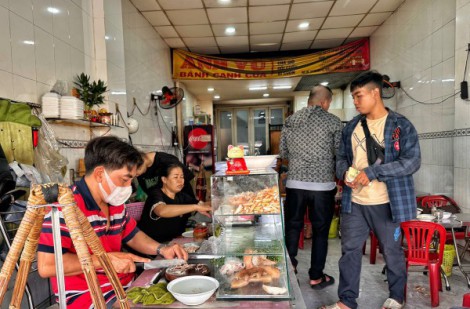 Cả nhà cùng bán quán ở TP.HCM: Bánh canh cua ‘không nhân viên' 40 năm khách đông mãi