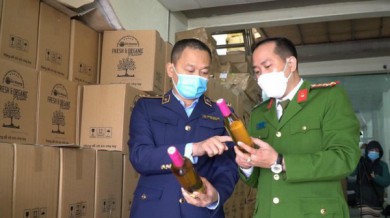 Hà Nội: Thu giữ gần 10.000 chai nước giải khát nghi vi phạm an toàn thực phẩm