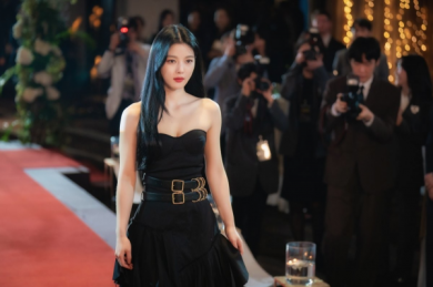 Bóc giá trang phục ''nữ tổng tài'' của Kim Yoo Jung trong phim mới