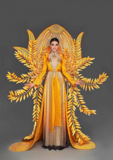 Ngắm trang phục dân tộc đẹp lộng lẫy của Trân Đài tại Miss International Queen 2022