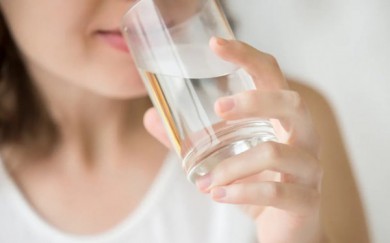 Uống nước có giúp ngăn chặn quá trình lão hóa không?