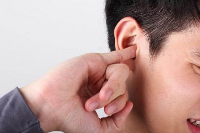Thanh niên 21 tuổi thủng màng nhĩ do viêm tai giữa từ nhỏ