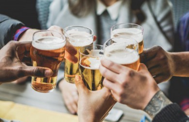 Uống rượu bia nhiều có gây đau khớp?