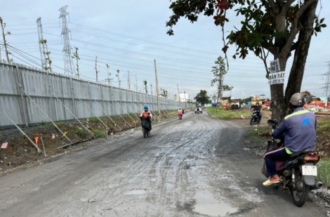 Đường Phạm Hữu Lầu bị 'cày nát' vì thi công dự án GS Metrocity Nhà Bè