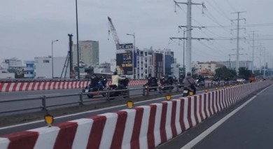 CSGT TP.HCM mời làm việc đoàn mô tô chạy trong làn ô tô trên cầu Bình Lợi