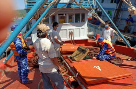 Kiên Giang: Bắt giữ tàu cá vận chuyển 50.000 lít dầu không rõ nguồn gốc