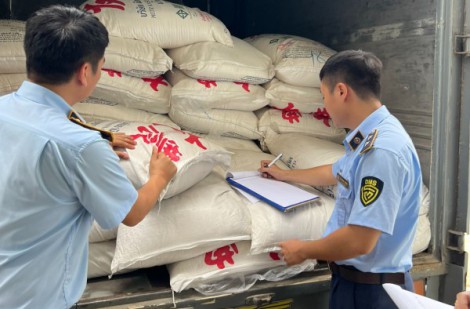Quảng Bình: Thu giữ 7 tấn đường kính 'lậu' đang được chở đi Hà Nội tiêu thụ