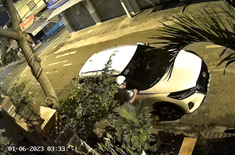 Ô tô đậu trước nhà ở TP.HCM bị kẻ gian bẻ kính chiếu hậu trong 15 giây