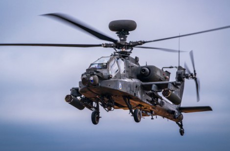 Apache đa dụng, K-52 hỏa lực mạnh: Trực thăng nào xuất sắc hơn?
