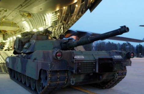 Ai đã thuyết phục ông Biden cung cấp xe tăng hạng nặng cho Ukraine?