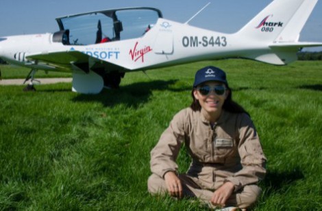 Cô gái trẻ nhất một mình bay vòng quanh thế giới