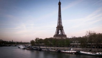 Hai du khách Mỹ say xỉn, ngủ quên qua đêm trong Tháp Eiffel