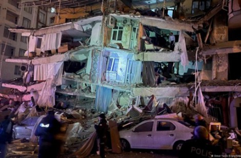 Những tiếng kêu cứu tuyệt vọng trong đêm sau trận động đất kinh hoàng tại Thổ Nhĩ Kỳ