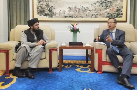 Quan chức Trung Quốc lần đầu tiên công khai gặp Đại biện lâm thời của Taliban