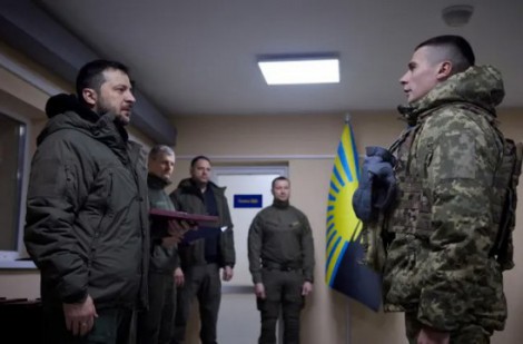 Tổng thống Ukraine Zelensky thăm các binh sỹ gần tiền tuyến phía Đông