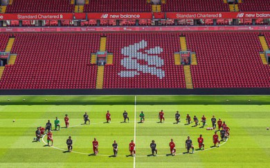 Cả đội Liverpool quỳ gối trong buổi tập đầu tiên