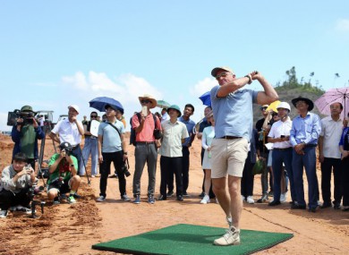 Cú swing đầu tiên của huyền thoại Greg Norman tại sân golf Văn Lang Empire