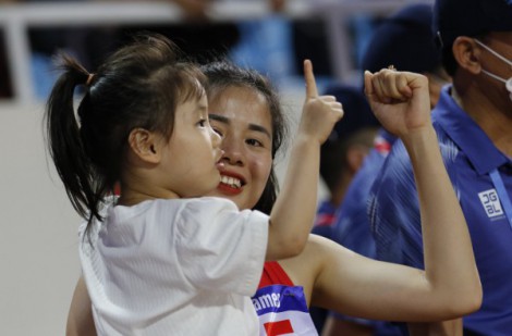 Dễ thương, VĐV Nguyễn Thị Huyền đưa con gái xuống sân ăn mừng HCV SEA Games 31