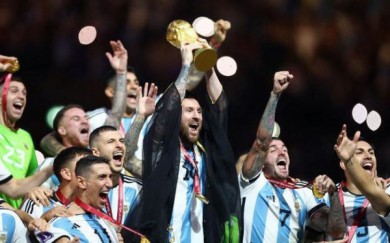 Messi tặng iPhone mạ vàng cho đồng đội ĐT Argentina