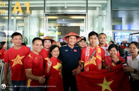 Đội tuyển nữ Việt Nam trở về trong sự chào đón của người hâm mộ