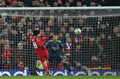Cúp Liên đoàn Anh: Liverpool không thắng được Arsenal dù chơi hơn người từ rất sớm