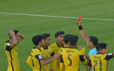Vì sao cầu thủ U23 Malaysia phải nhận thẻ đỏ?