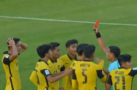 Vì sao cầu thủ U23 Malaysia phải nhận thẻ đỏ?