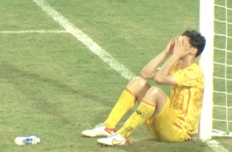 Sao Thái Lan dựa cột, ôm mặt khóc như mưa trong ngày U23 Việt Nam đăng quang tại SEA Games 31