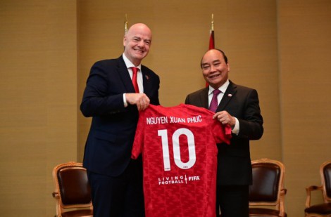 Gặp gỡ Chủ tịch nước Nguyễn Xuân Phúc tại Thụy Sỹ, Chủ tịch FIFA nói điều ấm lòng
