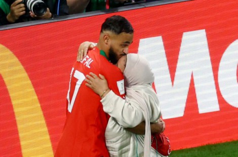 Cầu thủ Ma Rốc ôm chầm lấy mẹ sau khi thắng Bồ Đào Nha: 