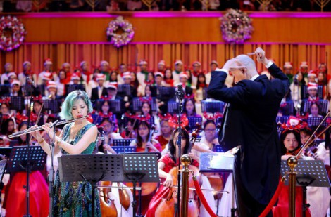 Ca sĩ opera người Thuỵ Điển Asa Jager gây ấn tượng trong VNAMYO Christmas concert
