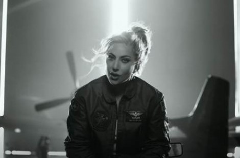 Lady Gaga tung MV nhạc phim Top Gun Maverick của Tom Cruise
