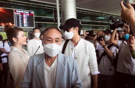 Bị netizen chê trách khi trùm kín mít ở sân bay, tài tử 