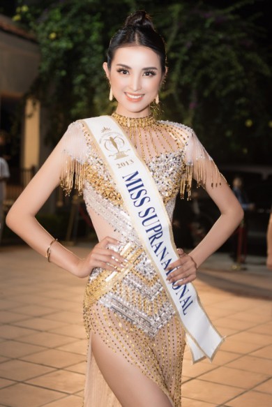 Hoa hậu Siêu quốc gia 2013 làm vedette trong show thời trang của NTK Vân Anh Scarlet