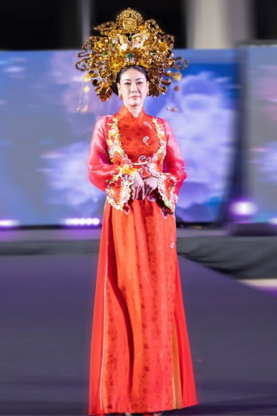 Hoa hậu Thùy Tiên đội mấn 10kg diễn vedette show của NTK Ngô Nhật Huy