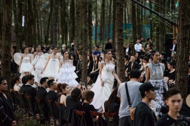 Hoa hậu siêu quốc gia 2013 mặc váy 20kg, catwalk giữa rừng thông
