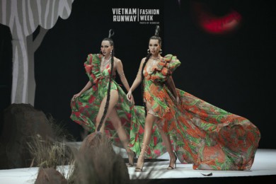 Minh Triệu trình diễn mở màn show thời trang kỷ niệm 10 năm của NTK Katy Nguyễn