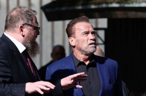 Ngôi sao Hollywood Arnold Schwarzenegger - con trai đảng viên Đảng Quốc xã - tưởng nhớ nạn nhân trại Auschwitz