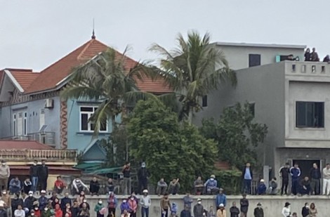 Người dân nô nức tham gia lễ hội bơi chải tại Thái Bình