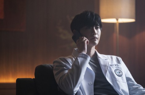 Sao phim 'Big Mouth' Lee Jong Suk uy hiếp Kim Rae Won trong 'Âm lượng hủy diệt'