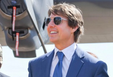 Tom Cruise 'chơi nổi' lái trực thăng đáp xuống phim trường